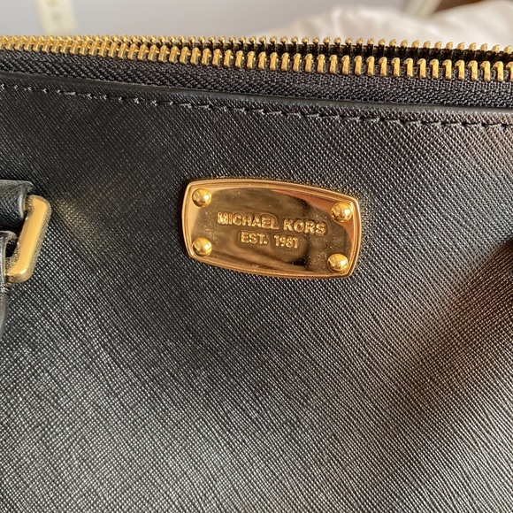 Michael Kors bag from outlet. Great condition, comes with matching wallet 🫶🏻 - Picture 6 of 8